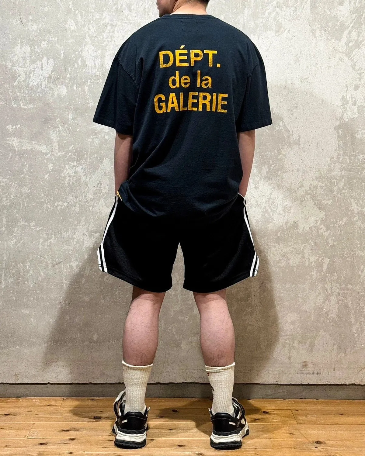 GALLERY DEPT. VENICE COURT SHORTS English mesh shorts Logo webbing wide-leg basketball shorts Black and white S-XL Original molding Loose wide-leg version American boys' first choice Breathable mesh fabric Superimposed soft material inside Comfortable and easy to match Custom-woven original consistent webbing/main mark/component wash mark Details are enlarged to follow